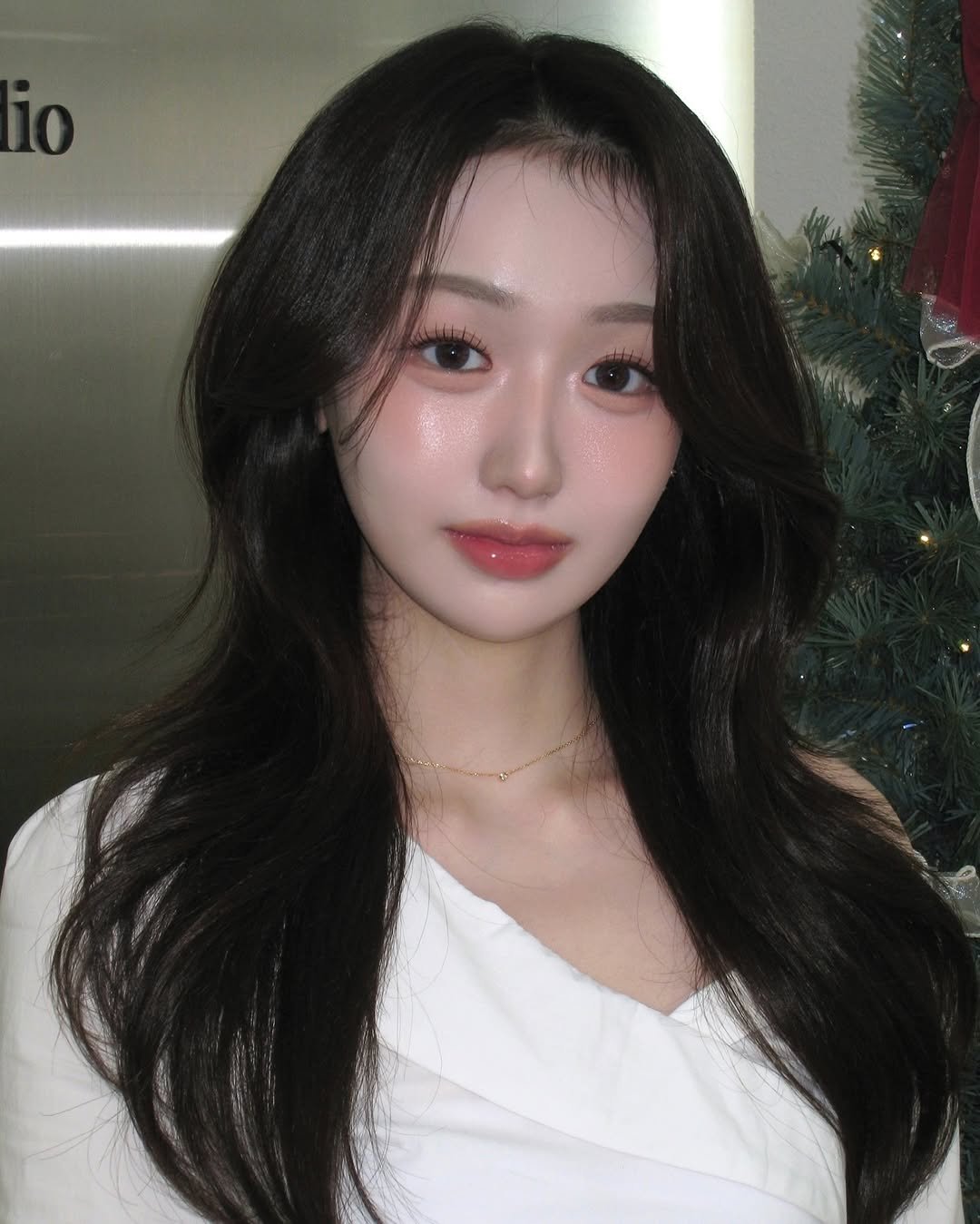 Photo shared by 닿아스튜디오 대표 수정 | 𝙳𝙰;𝚊𝚑 𝚜𝚝𝚞𝚍𝚒𝚘 on December 23, 2025 tagging @da.ah_studio. May be an image of one or more people, hair and text.