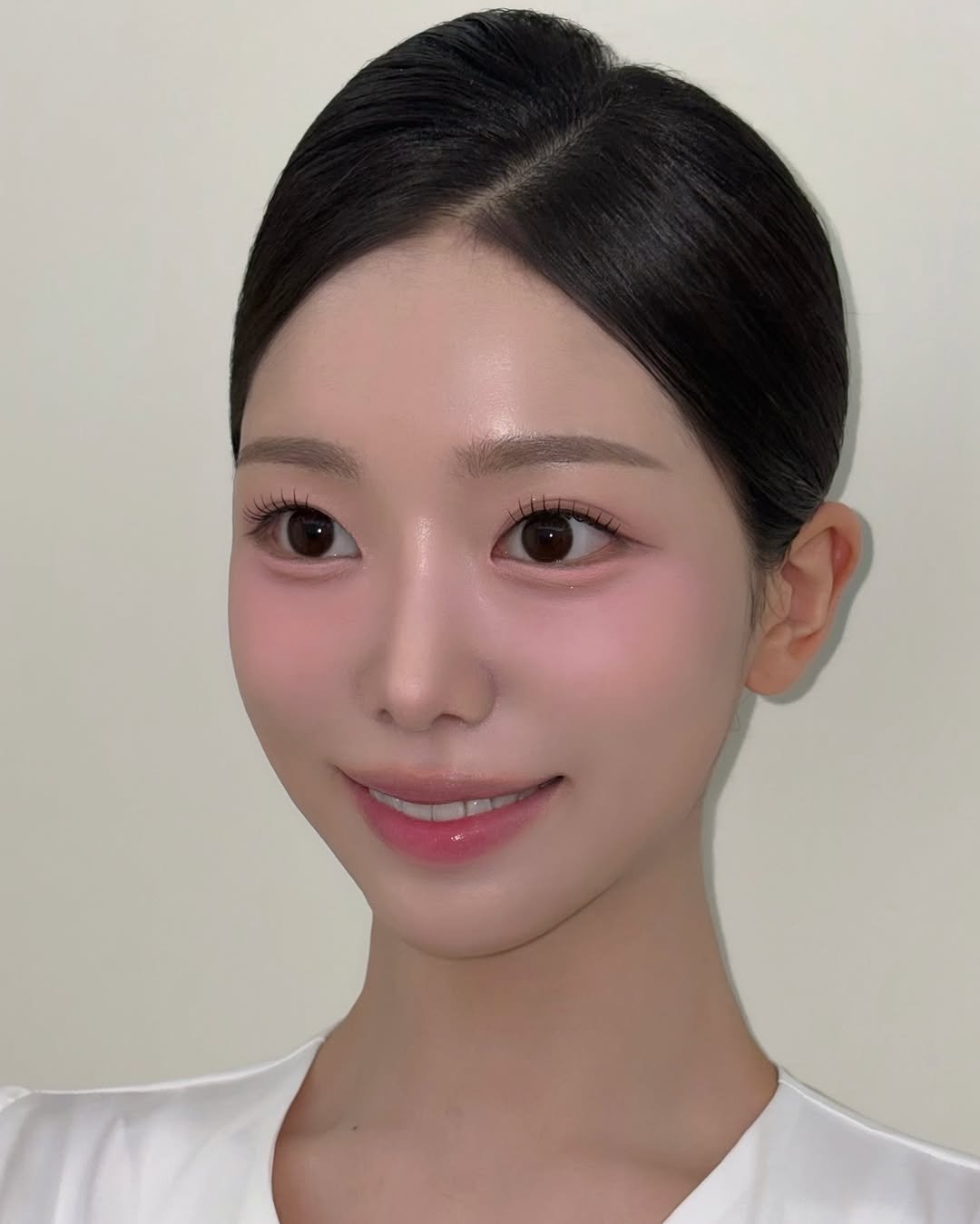 Photo by 닿아스튜디오 대표 수정 | 𝙳𝙰;𝚊𝚑 𝚜𝚝𝚞𝚍𝚒𝚘 on November 30, 2025. May be an image of one or more people, hair, makeup and text.