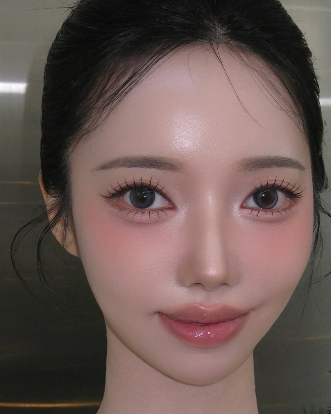 Photo shared by 닿아스튜디오 대표 수정 | 𝙳𝙰;𝚊𝚑 𝚜𝚝𝚞𝚍𝚒𝚘 on December 26, 2025 tagging @da.ah_studio. May be an image of one or more people, makeup, doll and text.