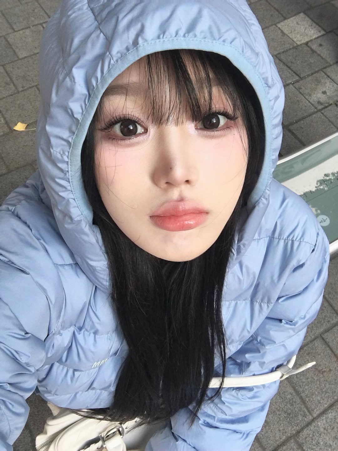 Photo shared by 정윤경 on October 31, 2025 tagging @yeomim, @romandyou, @fcmm_official, @_kkimhy, @da9an9_vlo9, @myfipn, and @a.mor_beauty. May be an image of one or more people, hair, goosedown coat, duffle coat, raincoat, parka and text.