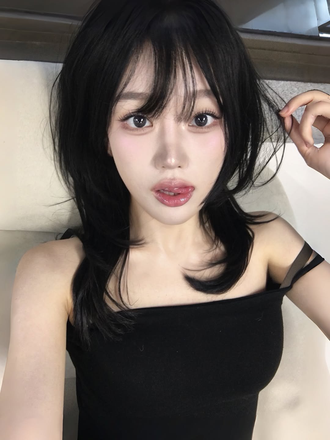 Photo shared by 정윤경 on April 25, 2026 tagging @da9an9_vlo9. May be an image of one or more people, hair and text.