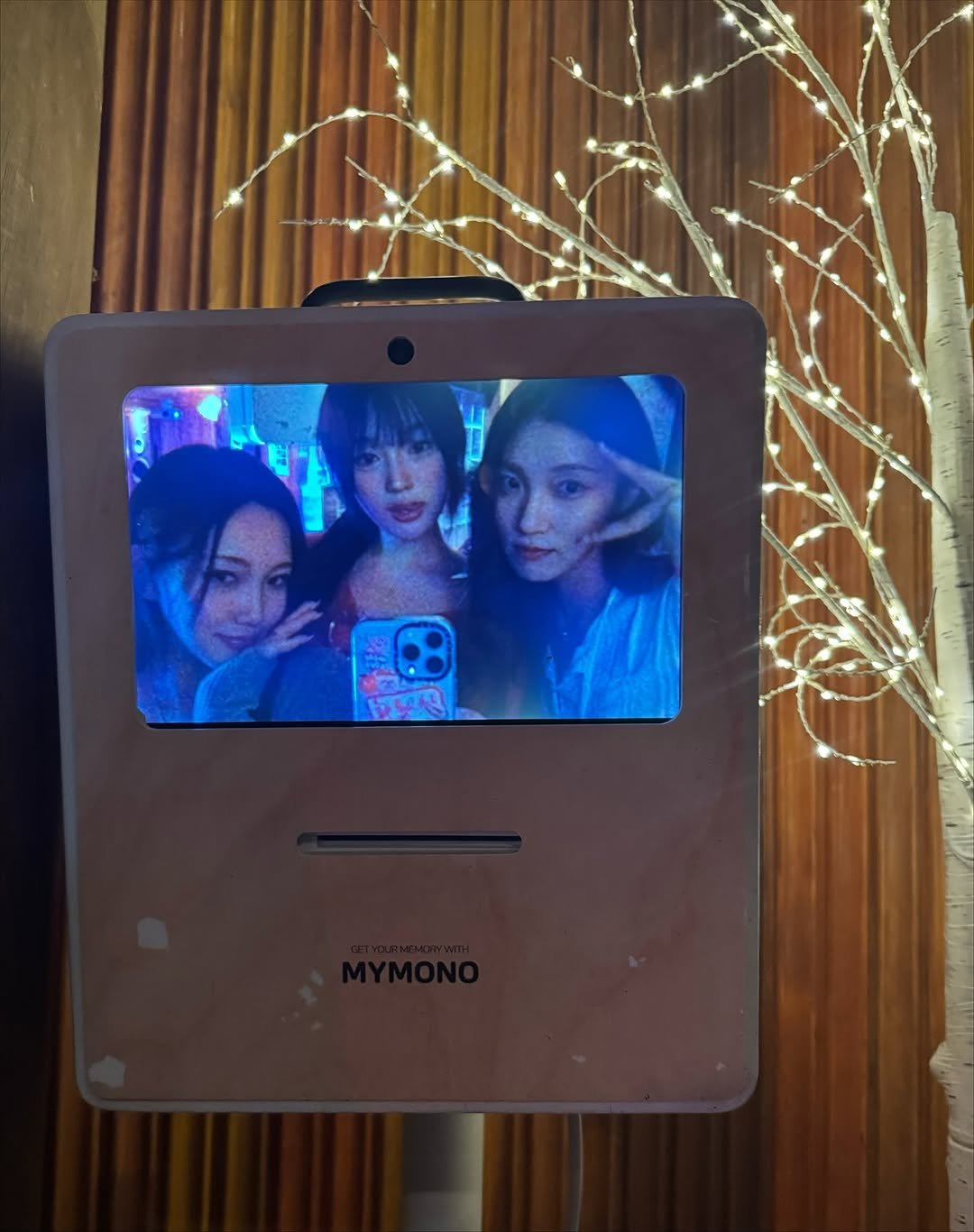 Photo by 정윤경 on October 14, 2025. May be an image of phone, mirror and picture frame.