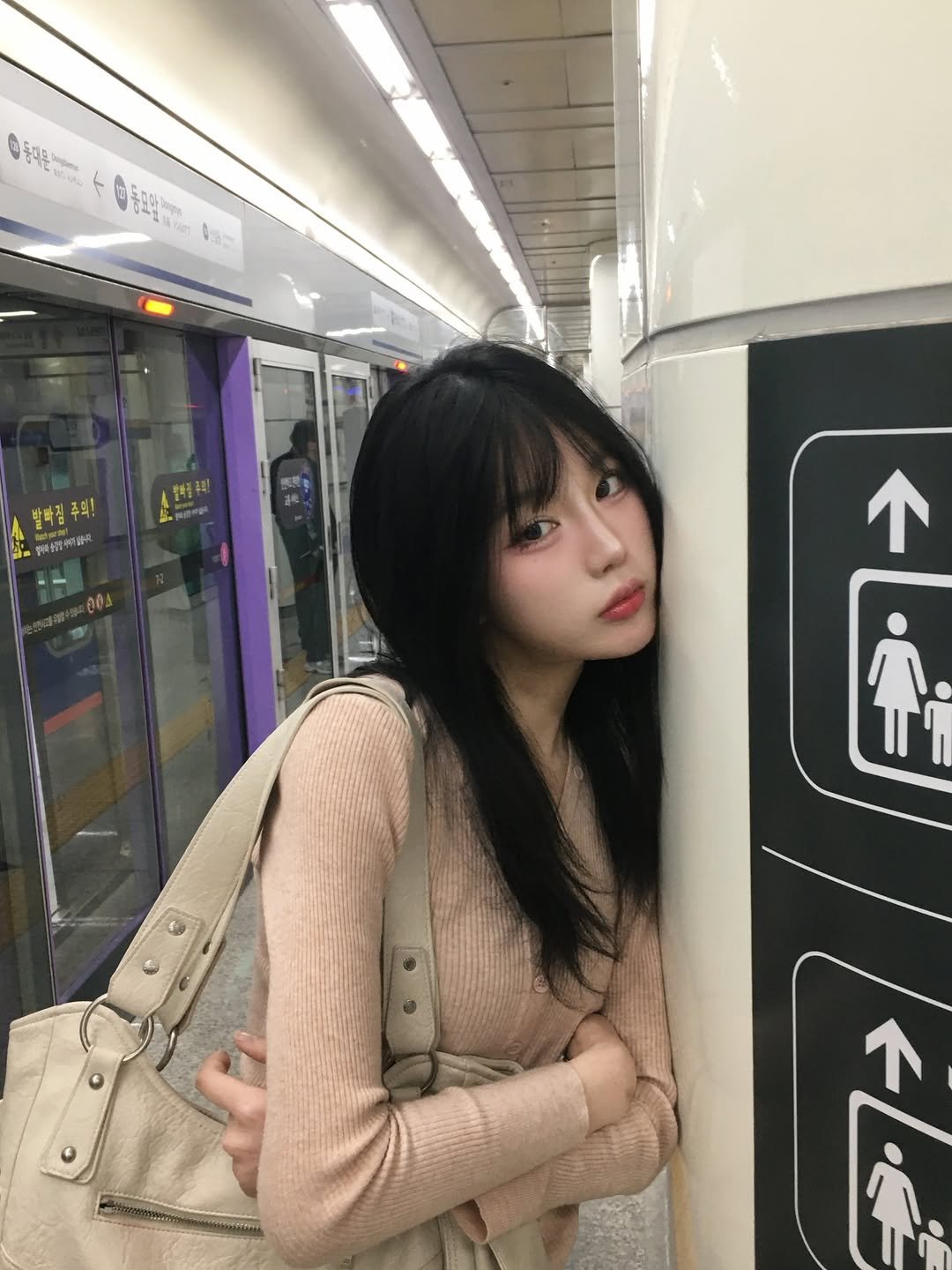 Photo by 정윤경 on April 15, 2026. May be an image of one or more people, hair, train and text.