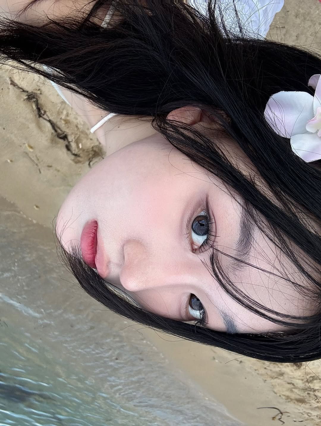 Photo shared by 정윤경 on August 03, 2025 tagging @_lenssis, and @da9an9_vlo9. May be an image of 1 person, hair, beach and text.
