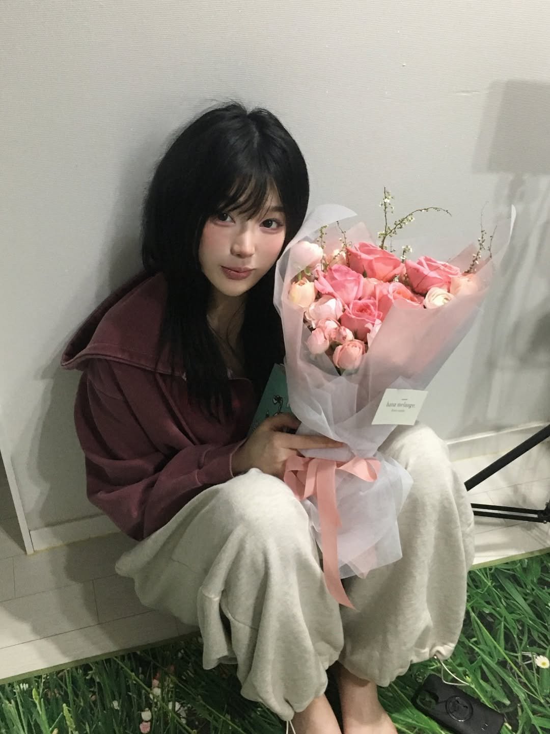 Photo shared by 정윤경 on April 11, 2026 tagging @da9an9_vlo9. May be an image of bouquet, prairie gentian, baby's-breath, white lily, rose and text.