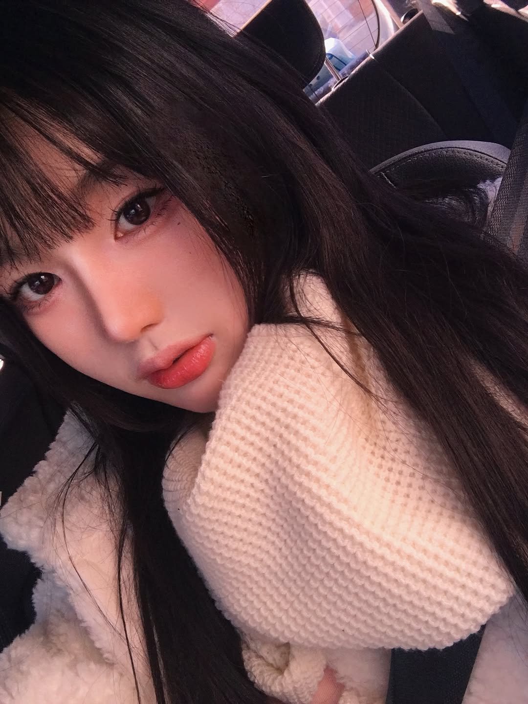 Photo shared by 정윤경 on December 10, 2025 tagging @da9an9_vlo9. May be an image of duffle coat.