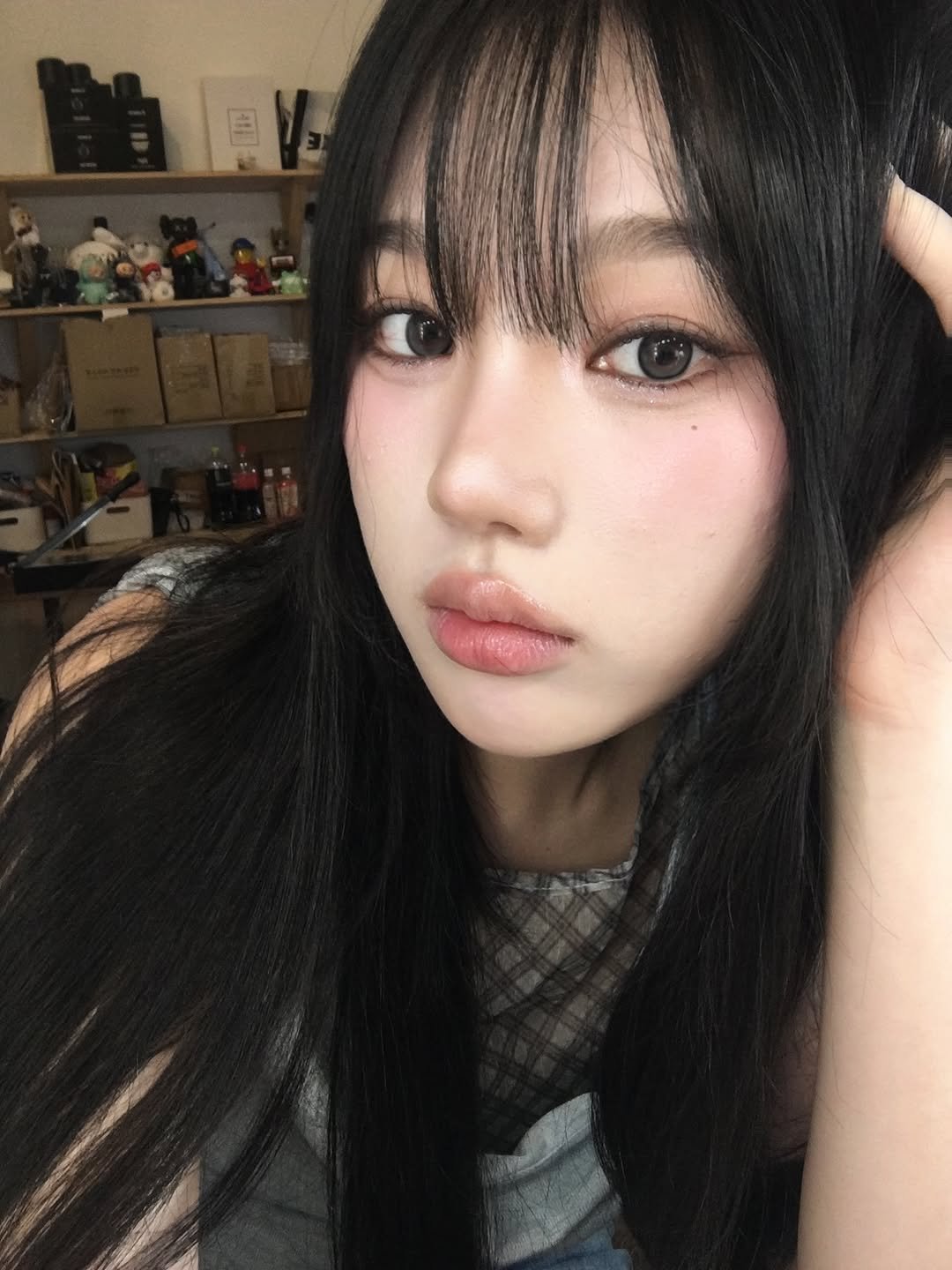 Photo shared by 정윤경 on November 25, 2025 tagging @da9an9_vlo9, and @myfipn. May be a selfie of one or more people, makeup, hair and text.