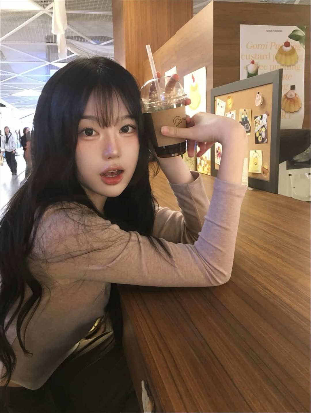 Photo shared by 정윤경 on November 04, 2025 tagging @da9an9_vlo9, @makeup_yeeun, and @lookby_hairmakeup.