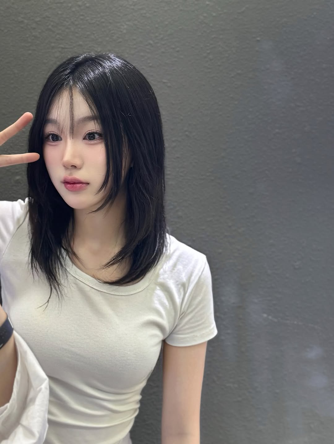 Photo shared by 정윤경 on August 13, 2025 tagging @da9an9_vlo9. May be an image of 1 person, hair, top and text.