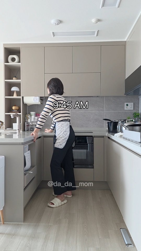 da_da__mom 게시물 이미지: 오랜만에 #vlog 업로드🤍

아점 차리며 주방청소까지 후다닥...🤣
아이들 아침...