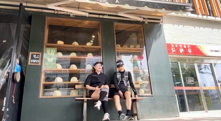 daayeon_yoga 게시물 이미지: 260423
뙤양볕아래 
온 서울시내를 사방팔방 뛰다가 
막걸리 두병을 완샷하고...