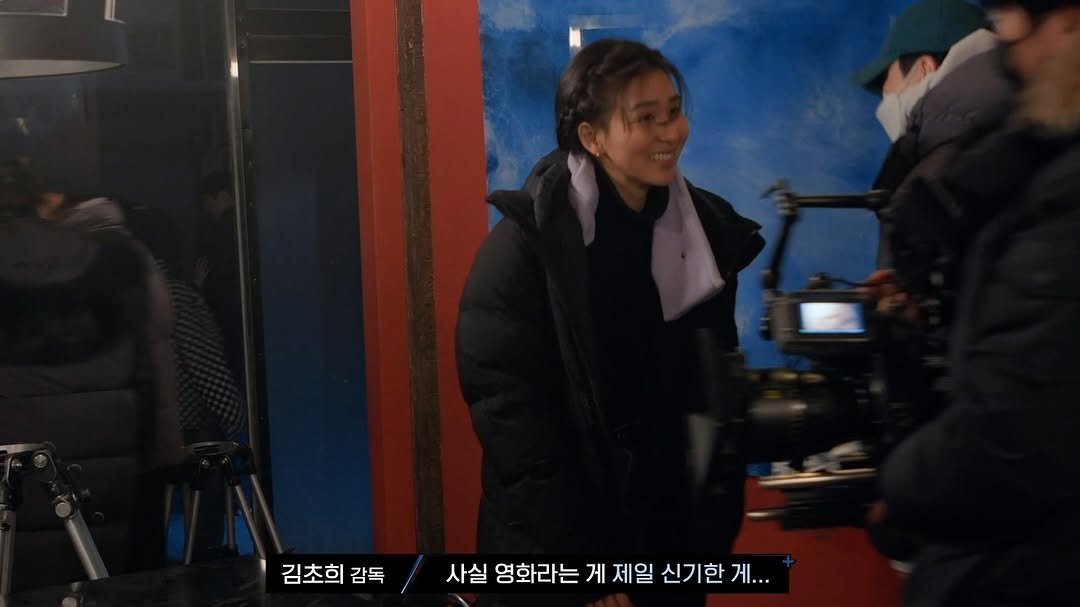 Photo by 김다베 on September 16, 2025. May be an image of 2 people, television, camera and text that says '김초희 김초희감독 감독 감독 사실 영화라는 게 제일 신기한 게...'.