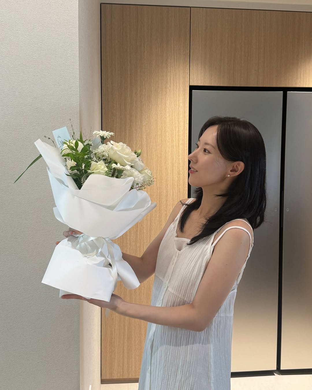 Photo by 다빈테이블 on July 28, 2025. May be an image of 1 person, bouquet, flower arrangement, white lily, prairie gentian, baby's-breath, peony, rose, carnation and text.