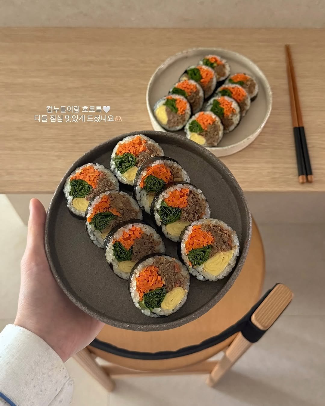 Photo by 다빈테이블 on October 28, 2025. May be an image of sushi, roe, chopsticks, caviar, seaweed and text that says '컵누들이랑 다트햄진진드차나요서 컴누들이랑호로록 호로록 다들 다들점심맛있세드셨나요다 점심 맛있게 드셨나요/^'.