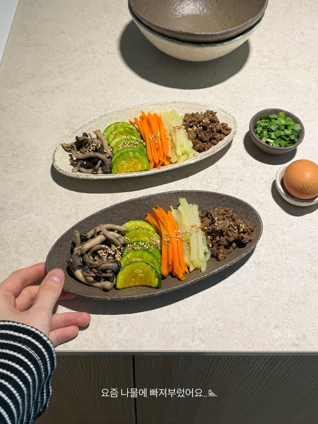 Photo by 다빈테이블 on February 17, 2026. May be an image of ramen, pasta, noodles, kitchenware, vegetable, spaghetti, chopsticks and text.