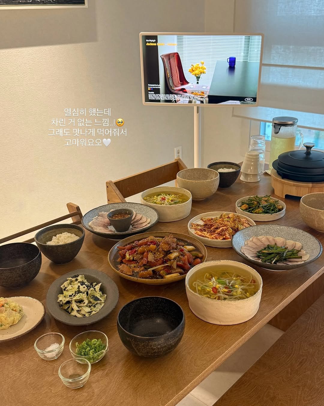 Photo by 다빈테이블 on July 24, 2025. May be an image of ‎hot pot, chow mein, ramen, sushi, noodles, vegetable and ‎text that says '‎gk ackaos 電 ح やんこ 高 열심히했는데 열심히 했는데 차린거없는느낌.!! 없는 차린 거 + 그래도 그래도맛나게먹어줘서 맛나게 먹어줘서 고마워요오 워요오‎'‎‎.