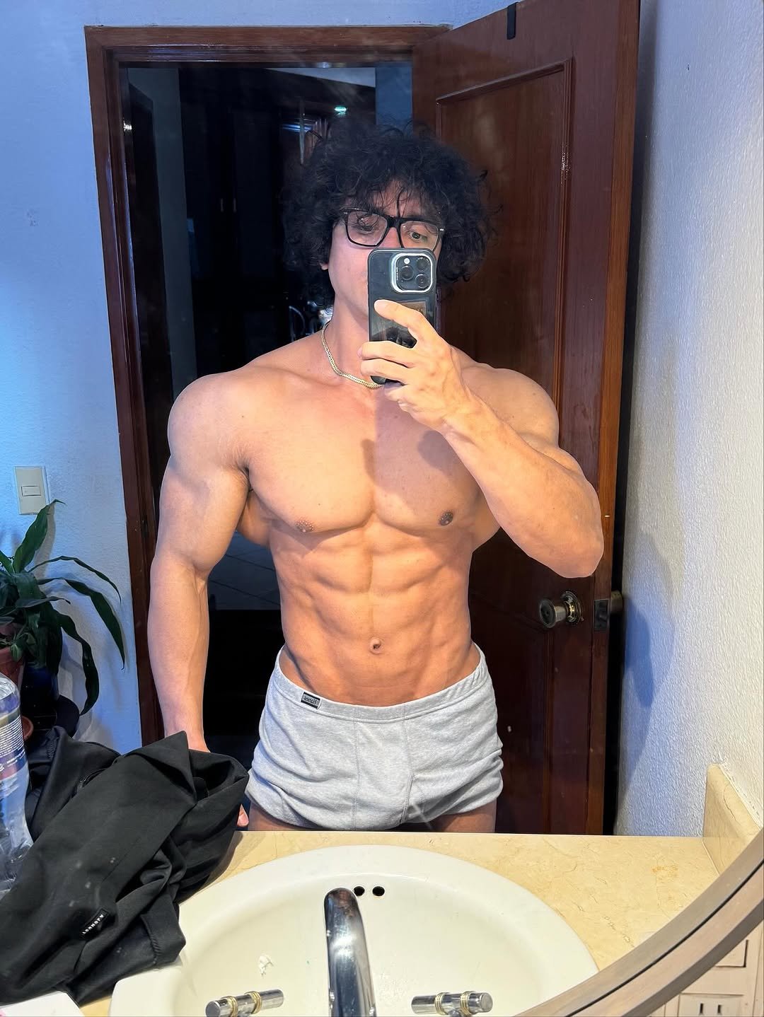 Photo by Daddy Aioli on November 03, 2025. May be a selfie of one or more people, biceps, people bodybuilding and text.