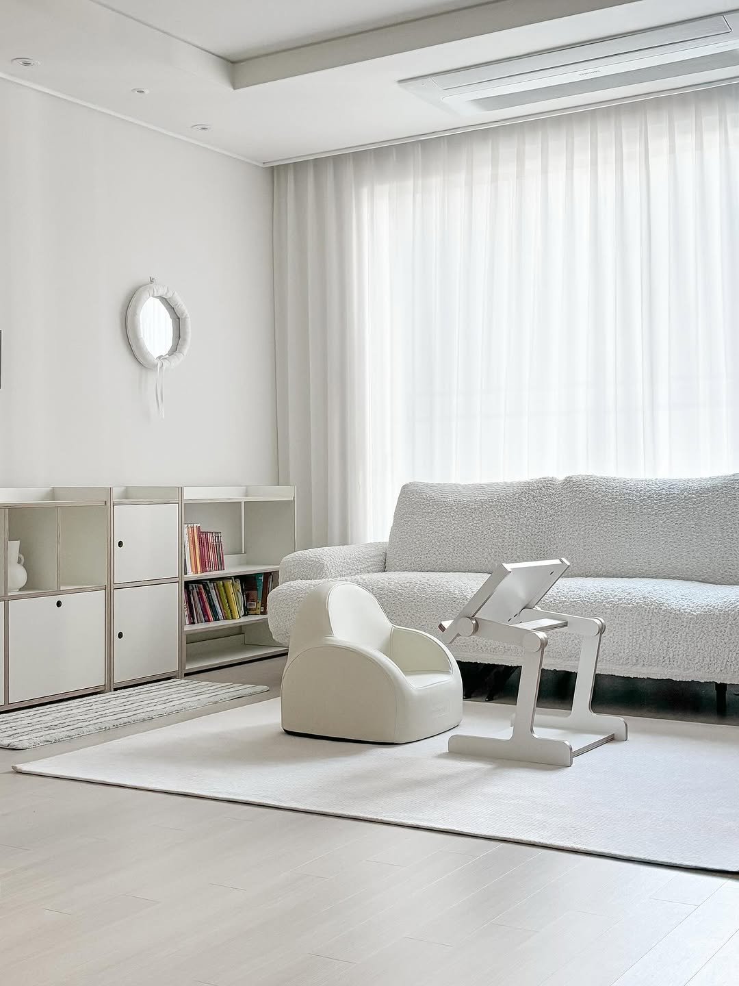 Photo shared by 홍다애 on August 26, 2025 tagging @dwinguler_korea. May be an image of sofa, chaise lounge, armchair, living room, indoors, bedroom and text.