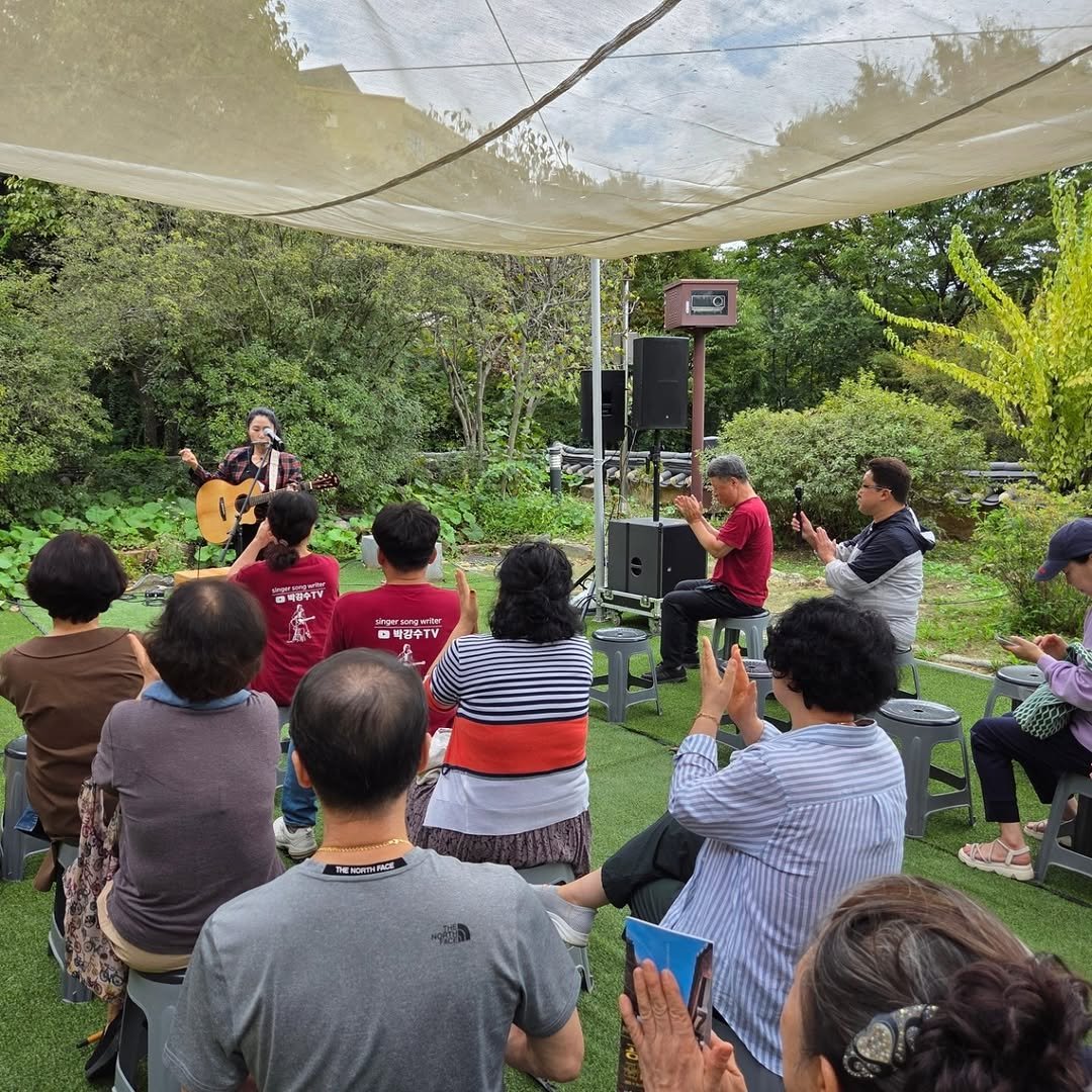 Photo by 대덕문화원(대전 대덕구 대전로 1348) on September 21, 2025. May be an image of 11 people, crowd, picnic and text.