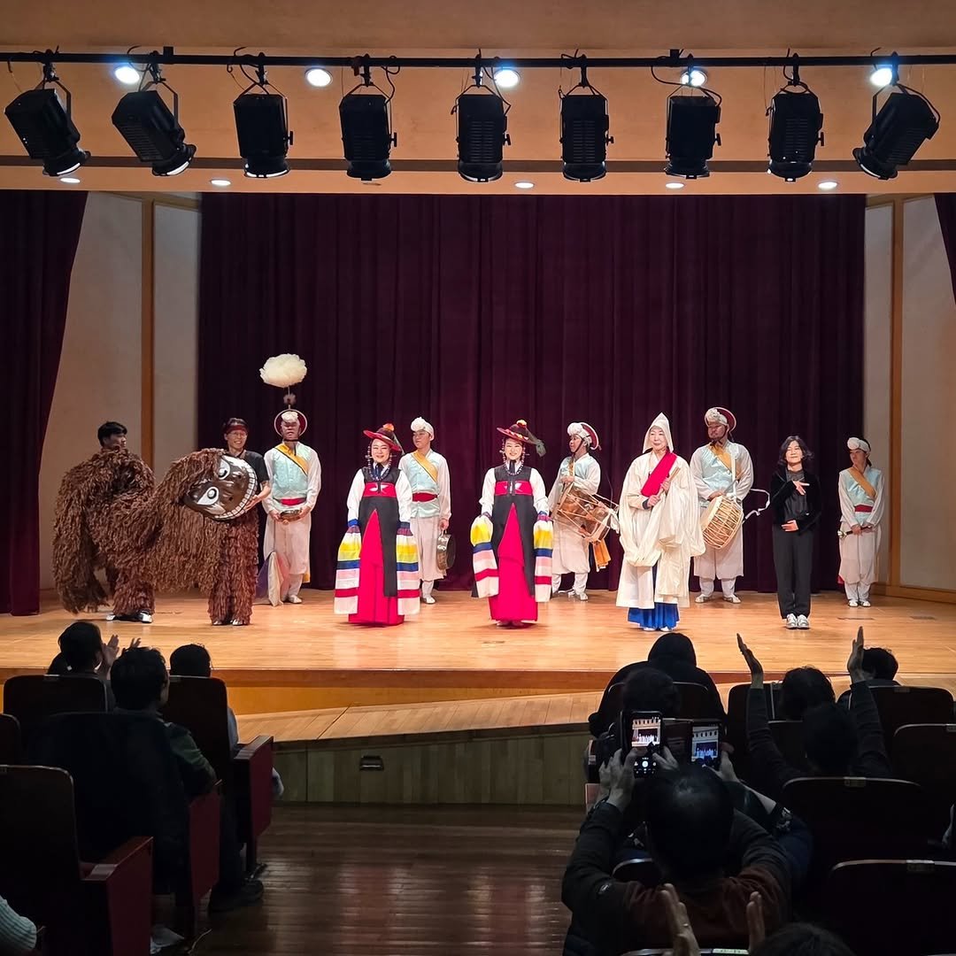 Photo by 대덕문화원(대전 대덕구 대전로 1348) on December 20, 2025. May be an image of one or more people, barong, costume and text.