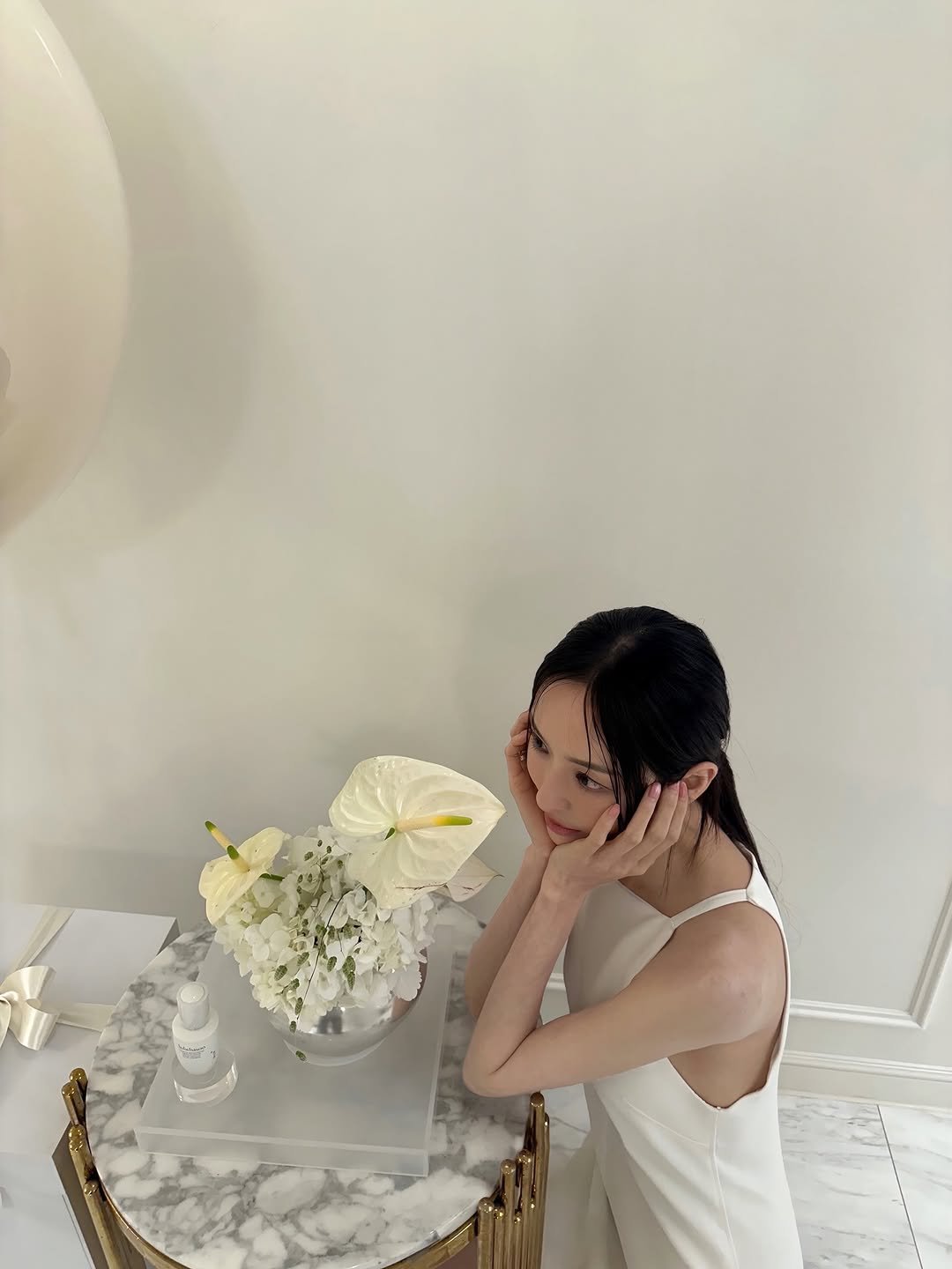 Photo by 이다희 on February 27, 2026. May be an image of one or more people, braids, makeup, flower arrangement, dress, prairie gentian, amaranth, baby's-breath, white lily and text.