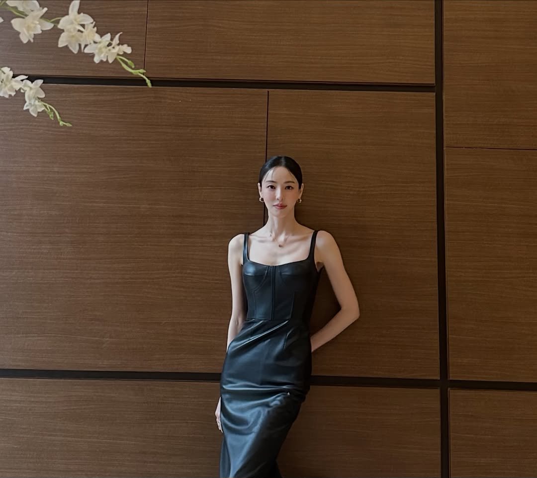 Photo by 이다희 on January 30, 2026. May be an image of dress and text.