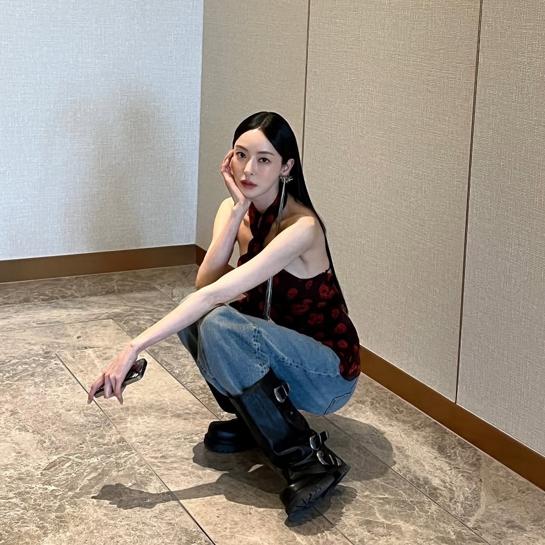 Photo by 이다희 on January 16, 2026. May be an image of one or more people, hair, boots and wheelchair.