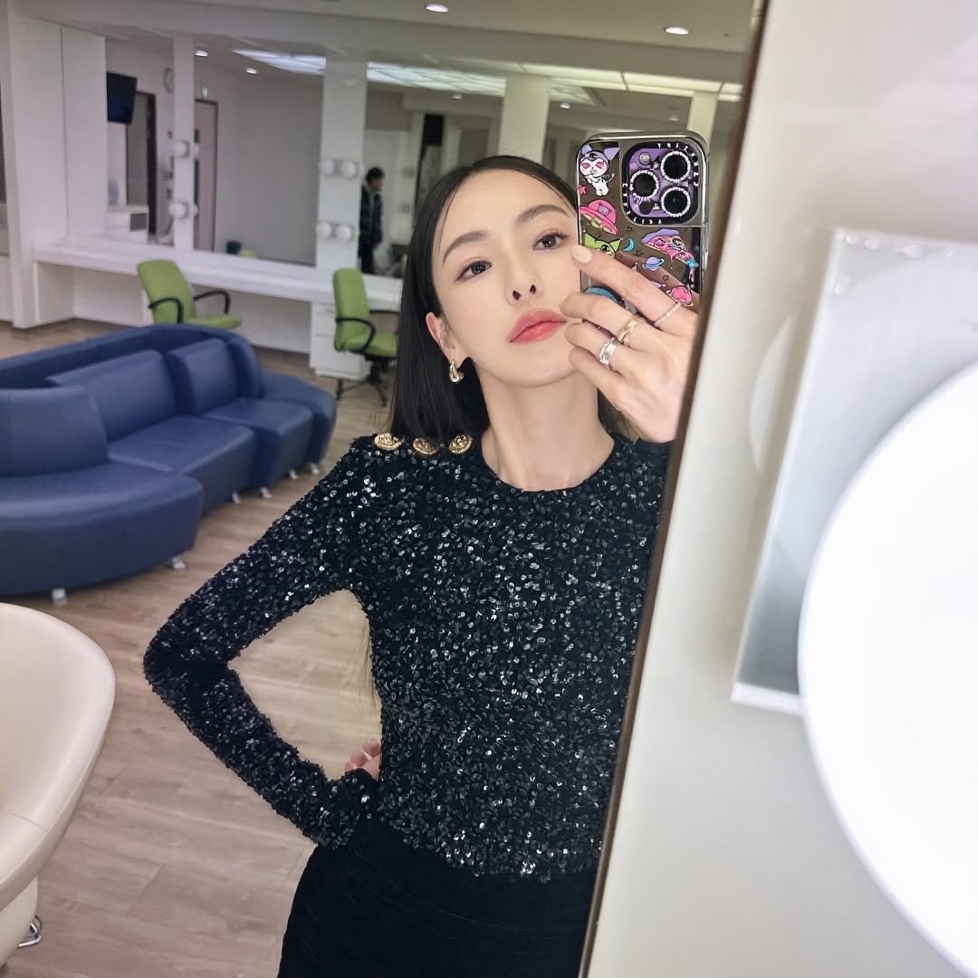Photo by 이다희 on February 01, 2026. May be a selfie of one or more people, makeup, lipstick, hair, top, turtleneck, mirror and text.