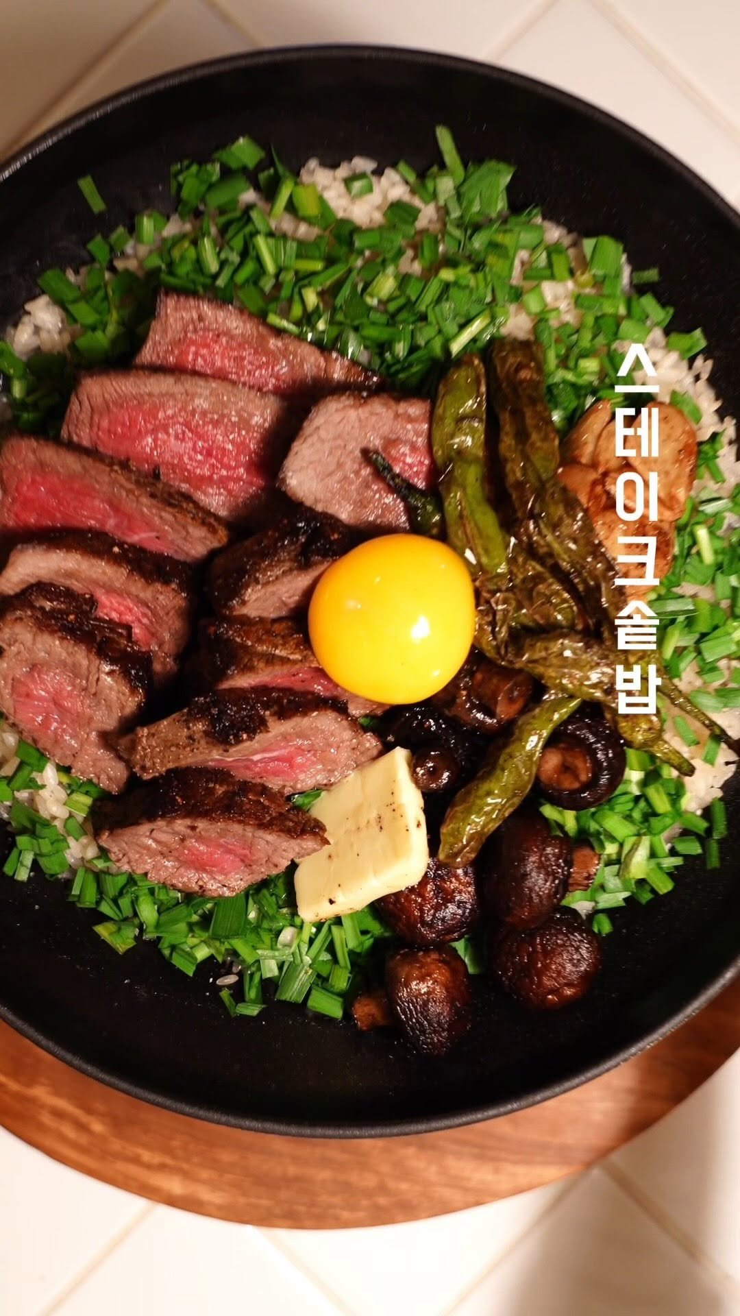 daily.choi 게시물 이미지: 오늘도 집밥.
중딩이 기말고사 첫 날. 
시험 보느라 애썼으니 고기 좀 챙겨 줘...