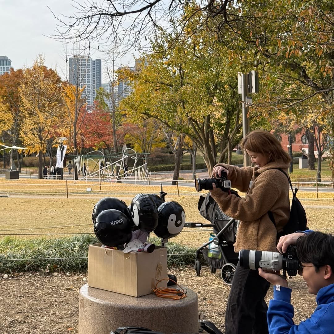 Photo shared by 희 | 콘텐츠 제작자 on November 17, 2025 tagging @momorimomo, and @shooo_j.