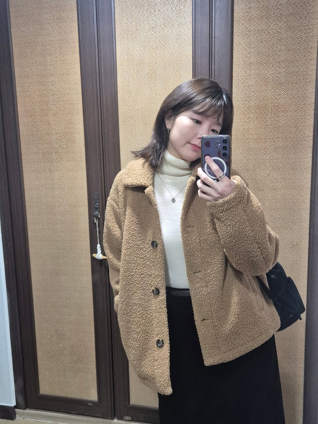 Photo by 희 Hee on January 12, 2026. May be a selfie of duffle coat, overcoat, sable coat, turtleneck, parka and text.