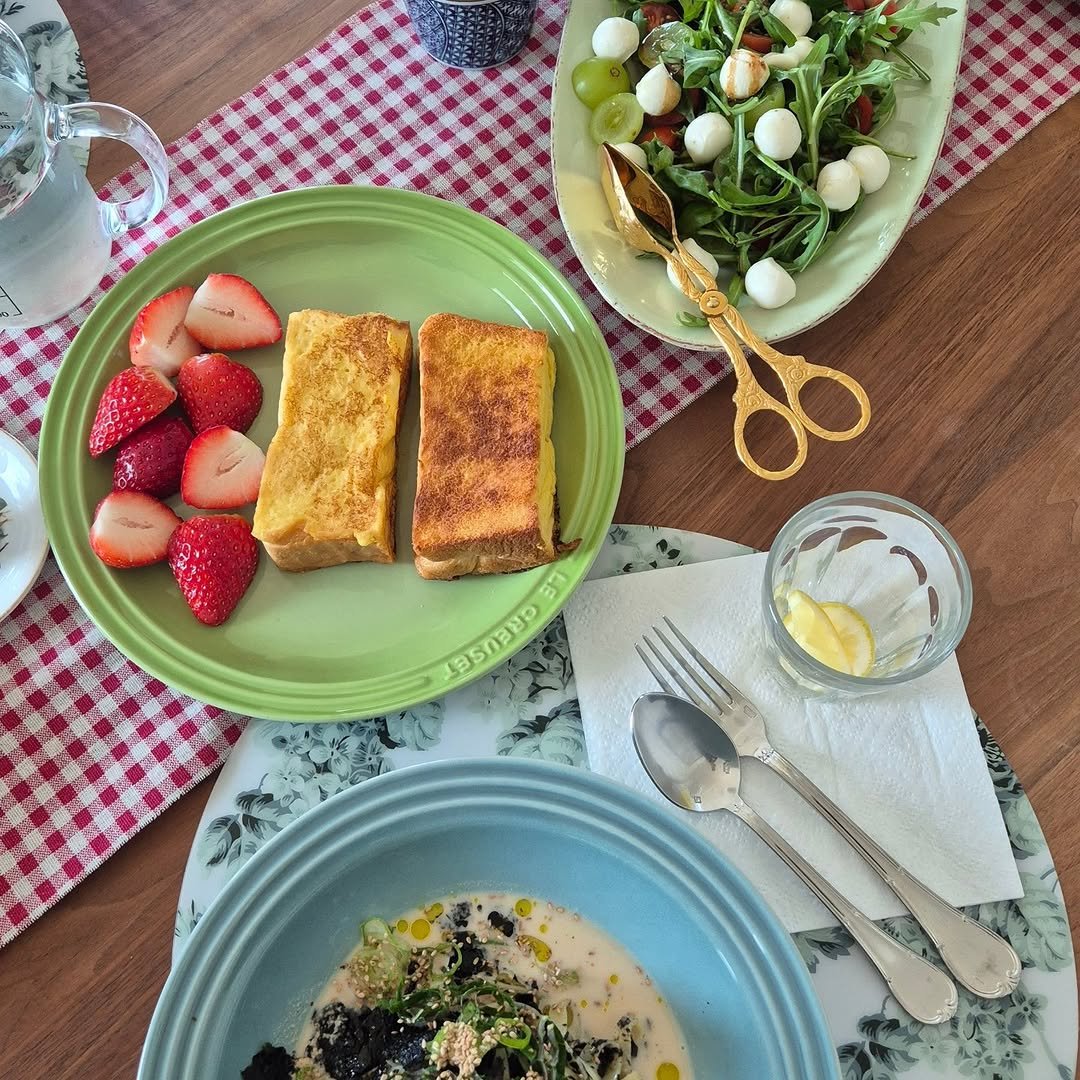 Photo by 희 Hee on February 15, 2026. May be an image of poached egg, baguette, omelet, French toast, scrambled eggs, toast, chinaware, cornbread, placemat and text.