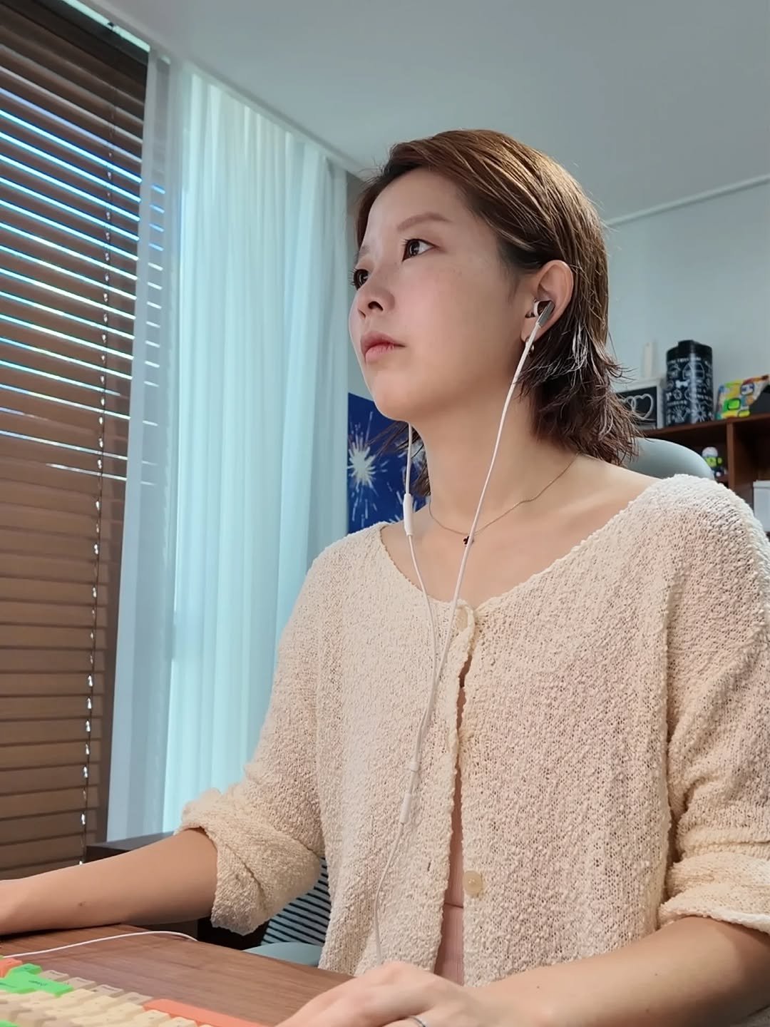 Photo by 희 | 콘텐츠 제작자 on September 09, 2025. May be an image of 1 person, braids, lace, macrame, necklace, bolo tie and text.