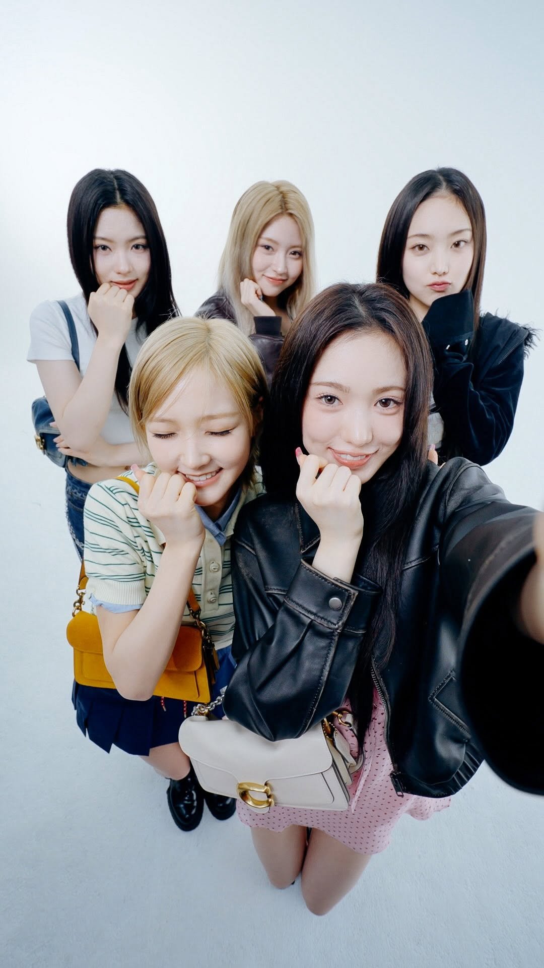dailyfashion_news 게시물 이미지: #AD 키키 멤버들이 말하는 ‘처음’의 순간들✨ KiiiKiii's First...