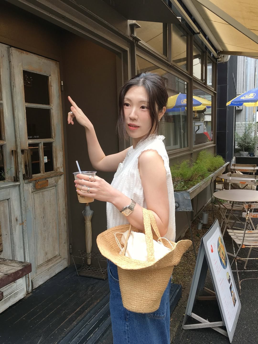 Photo shared by ✍🏻🤓패션 뉴스 요약 ⭐️ 데패뉴😎💅🏻 on April 28, 2026 tagging @gomsongyi, and @ttudement. May be an image of sundress, sling, cornflower and text.