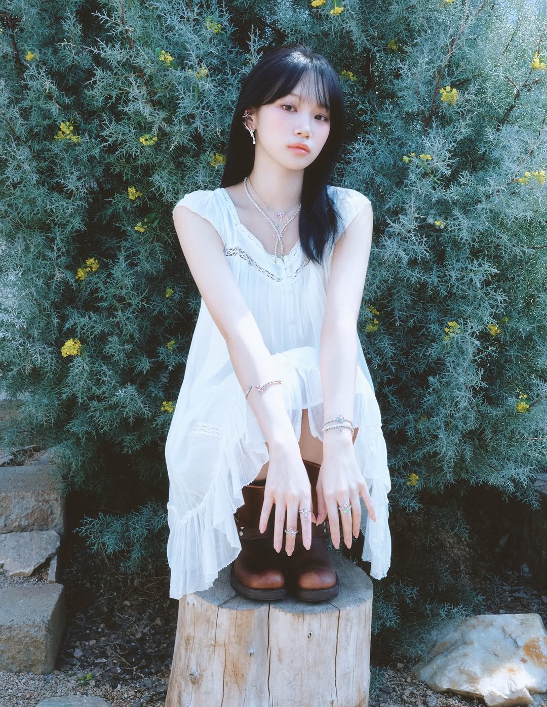 Photo shared by ✍🏻🤓패션 뉴스 요약 ⭐️ 데패뉴😎💅🏻 on April 28, 2026 tagging @swarovski, and @_chaechae_1. May be an image of dress, outdoors and text.