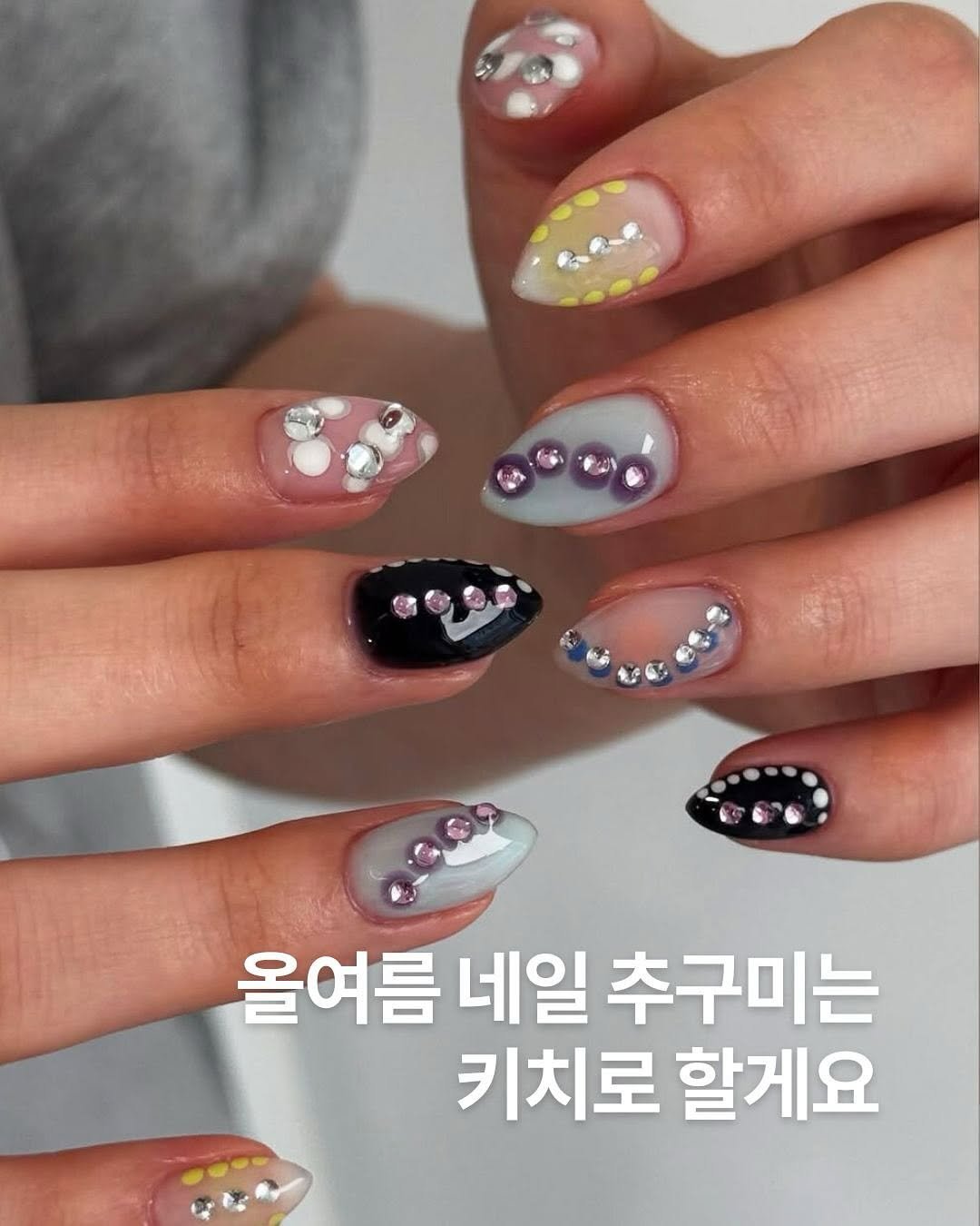 Photo shared by Beauty & Wellness 😌 데뷰웰 💦 on August 15, 2025 tagging @dailyfashion_news, and @_o_at_. May be an image of one or more people, fingernails and text that says '1 S 올여름 네일 추구미는 키치로 할게요'.