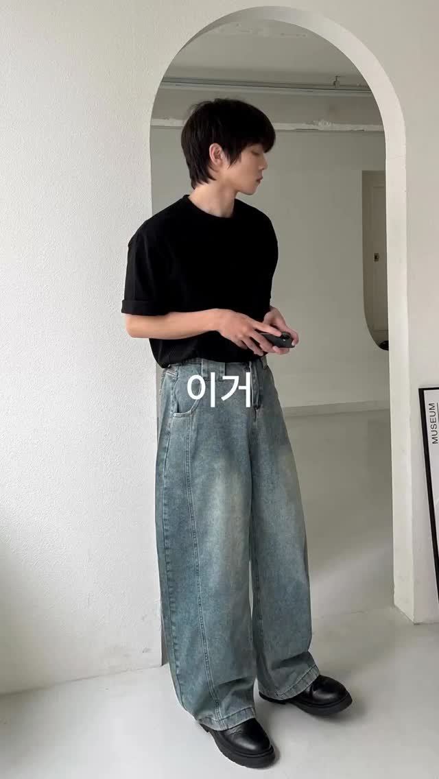 dailyfino_ 게시물 이미지: 청바지에 흰티만 입는 계절이
오고있어요‼️
밋밋한 데님은 No
하나만 입어도 스타일...