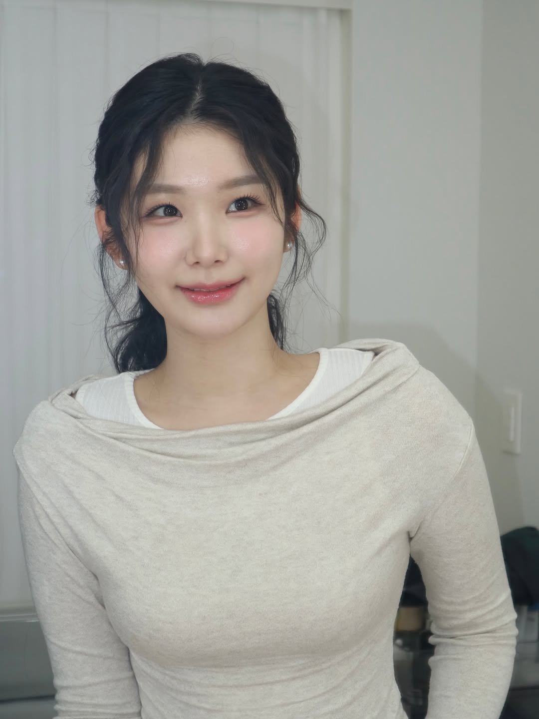 Photo shared by 이지똥 on March 08, 2026 tagging @da.ah_saemi. May be an image of one or more people, braids, makeup and text.