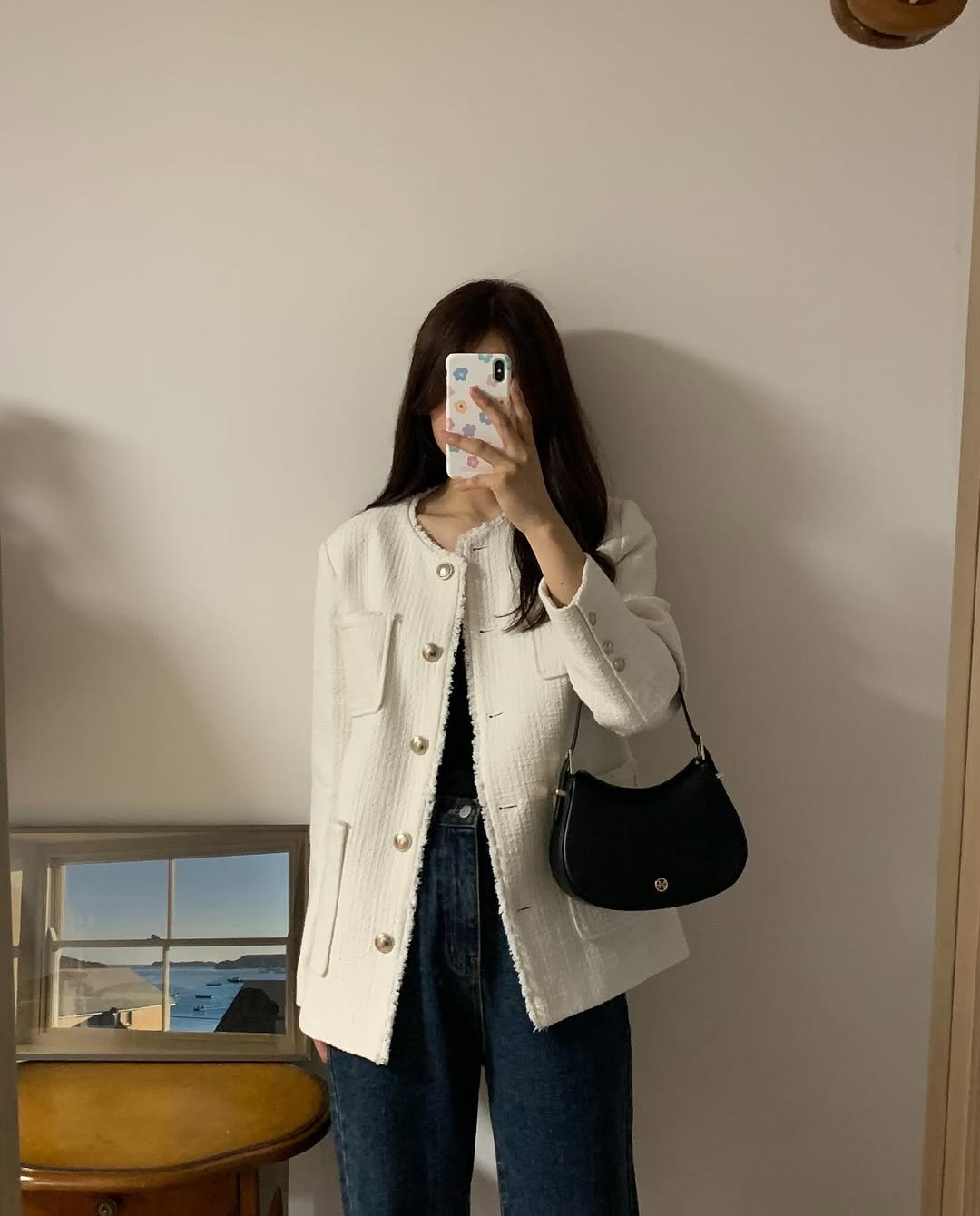 Photo shared by 고미 데일리룩 on September 19, 2025 tagging @roem_official. May be an image of duffle coat, overcoat, blazer and jacket.