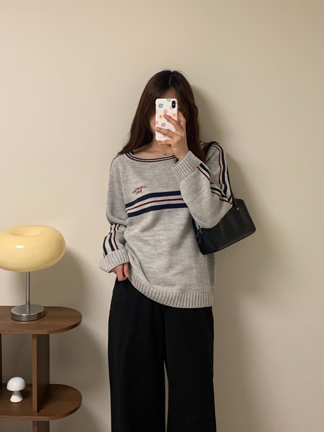 Photo by 고미 데일리룩 on January 13, 2026. May be an image of top, turtleneck, sweatpants, sweater and text.