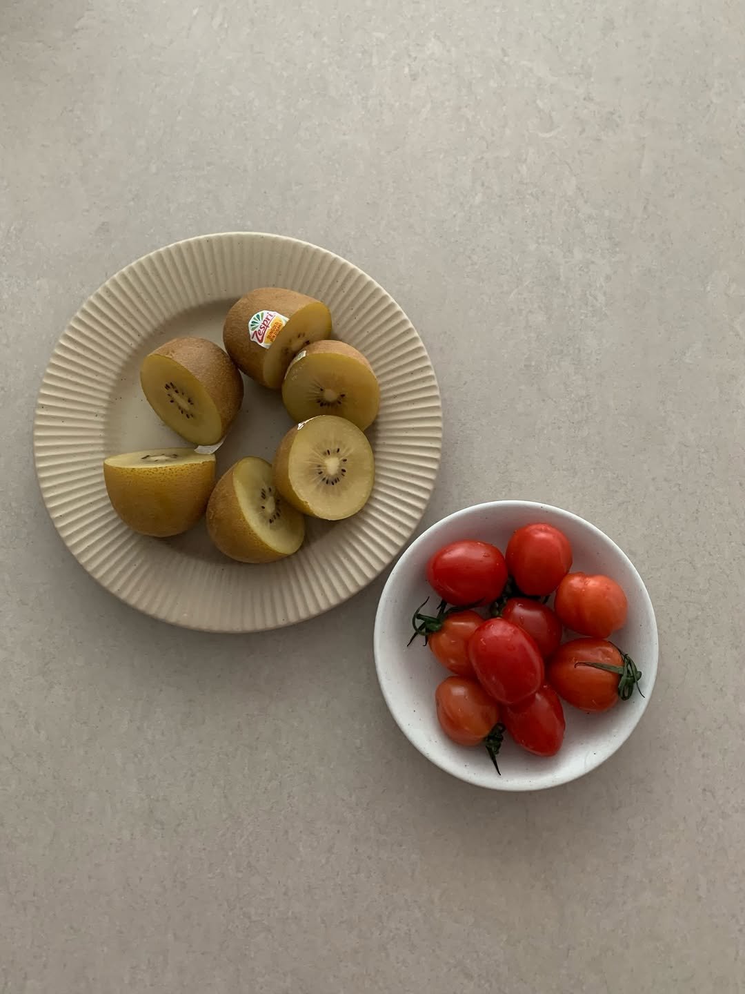 Photo by 고미 데일리룩 on December 02, 2025. May be an image of pear, tomato, melon and text.