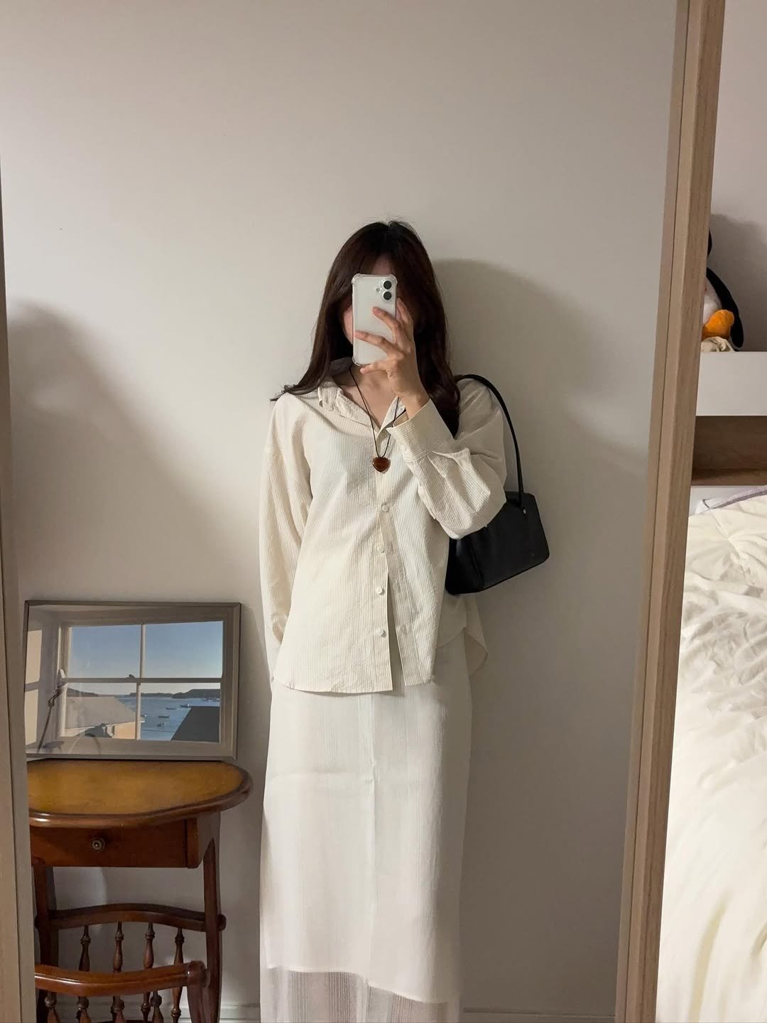 Photo shared by 고미 데일리룩 on September 03, 2025 tagging @roem_official.