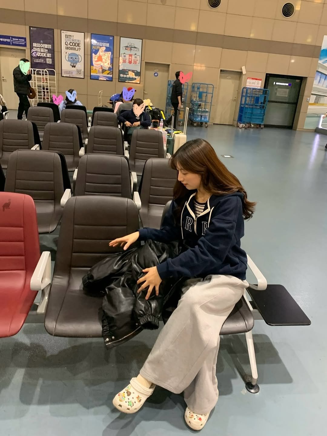 Photo shared by 고미 데일리룩 on December 17, 2025 tagging @grasplan_official. May be an image of suitcase, rocking chair, recliner, chair, luggage, armchair, terminal and text.