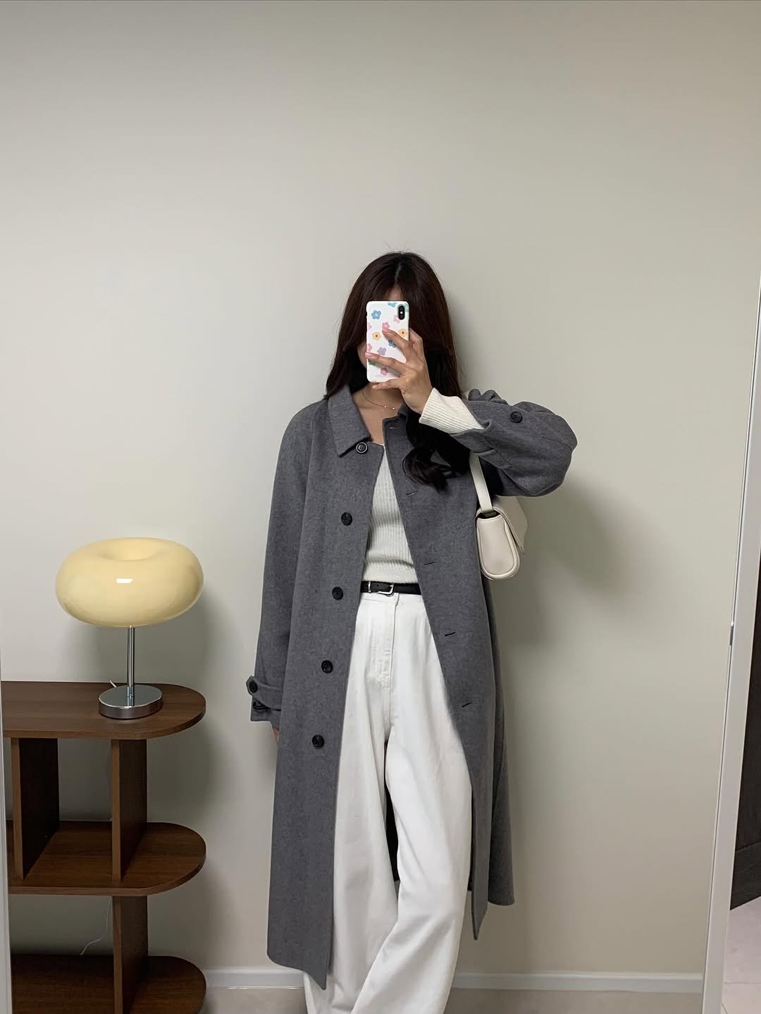 Photo by 고미 데일리룩 on October 26, 2025. May be an image of duffle coat, overcoat, blazer, suit, jacket and text.