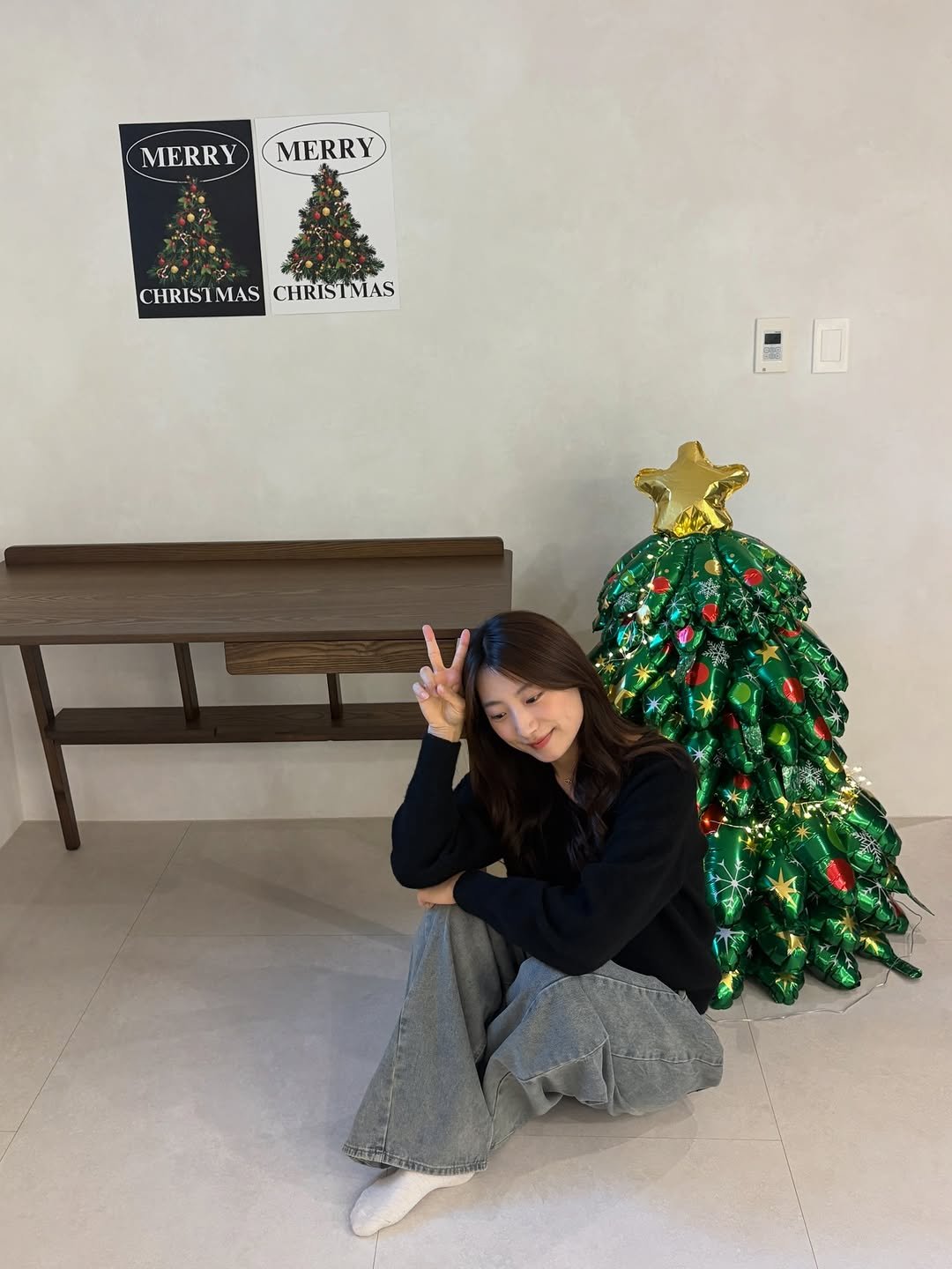 Photo by 고미 데일리룩 on December 08, 2025. May be an image of one or more people, hair, christmas tree, tinsel and text that says 'MERRYMERRY MERRY MERRY CHRIST CHRISIMASCHRISINIAS CHRISTMAS MAS CHRISTMAS'.