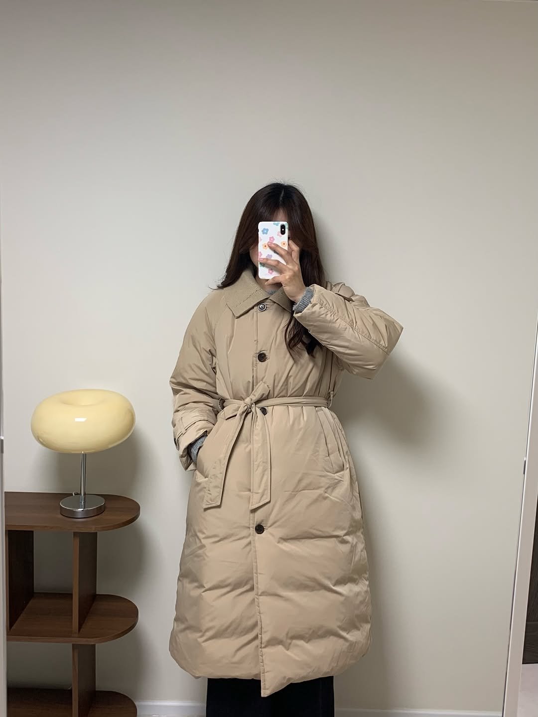 Photo by 고미 데일리룩 on November 30, 2025. May be an image of duffle coat, overcoat, sable coat, goosedown coat, raincoat, parka, jacket and text.