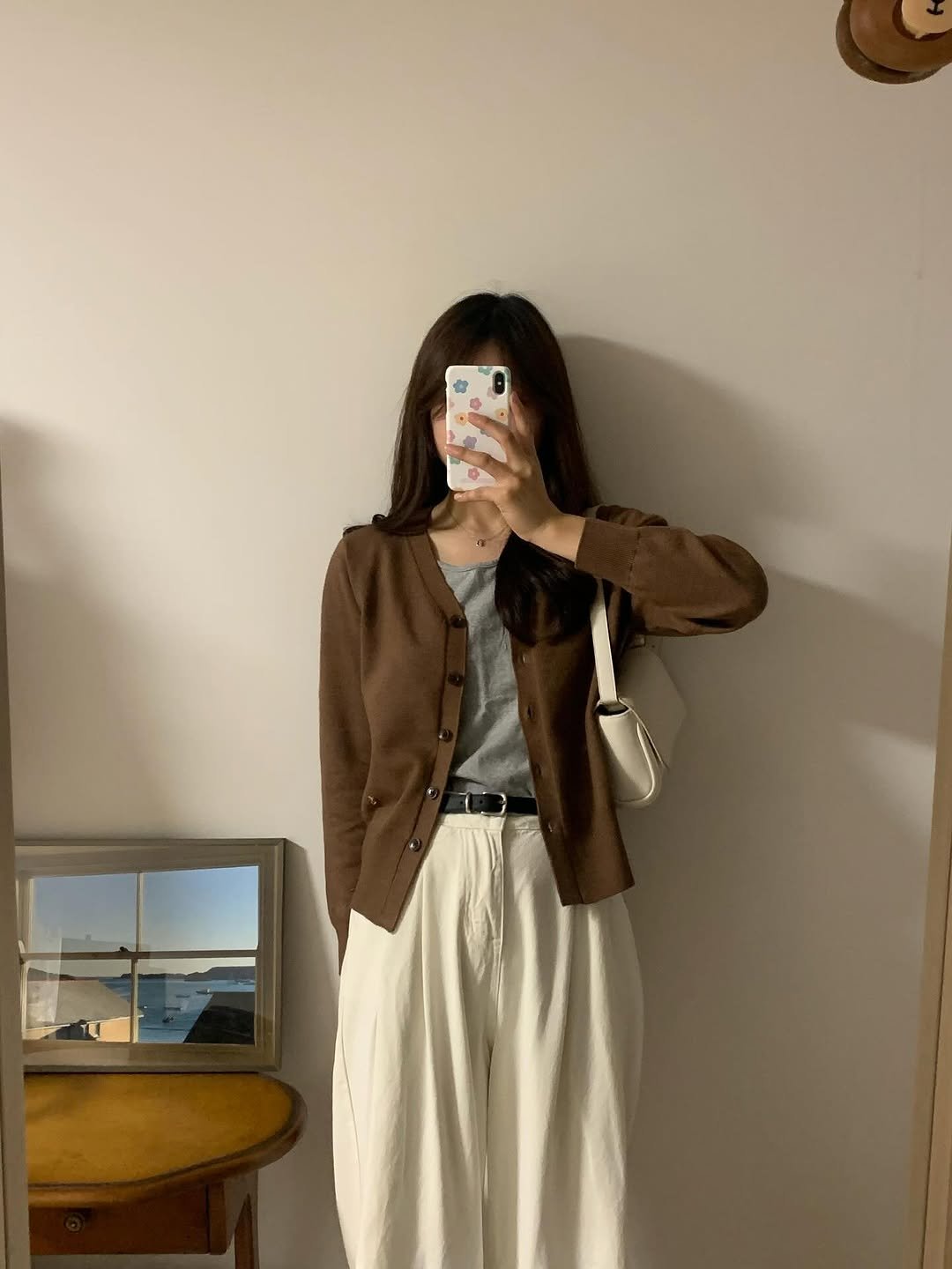 Photo shared by 고미 데일리룩 on September 09, 2025 tagging @roem_official. May be an image of blazer.