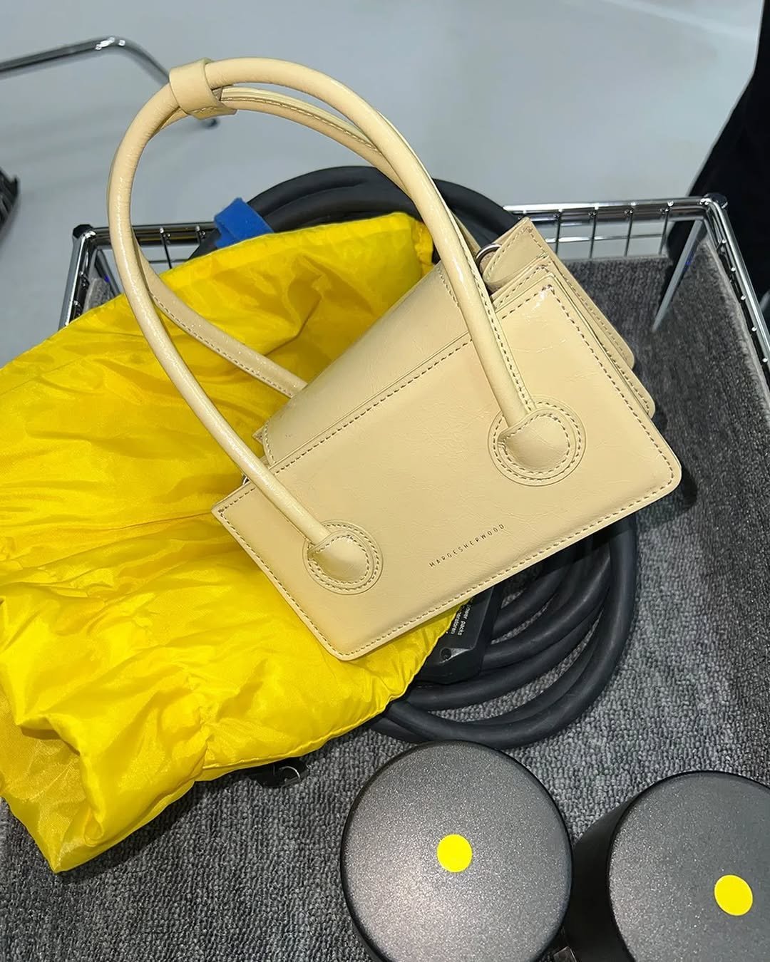 Photo shared by 패션 데일리룩.BOOK on April 04, 2022 tagging @margesherwood_official.