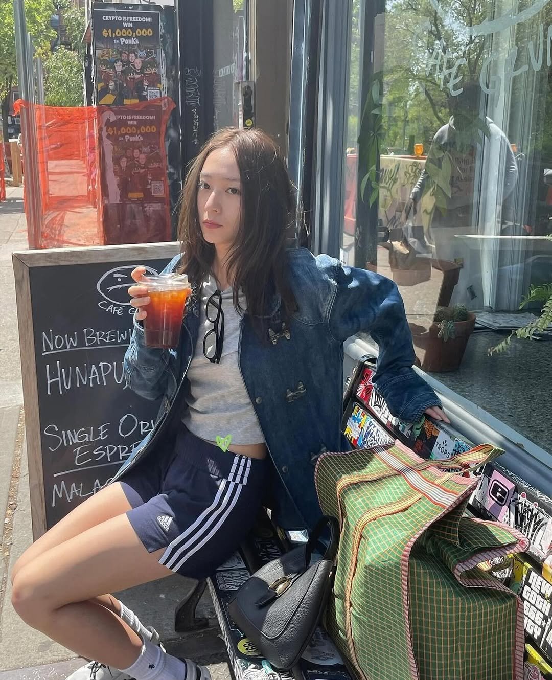 Photo by 패션 데일리룩.BOOK on May 10, 2024.